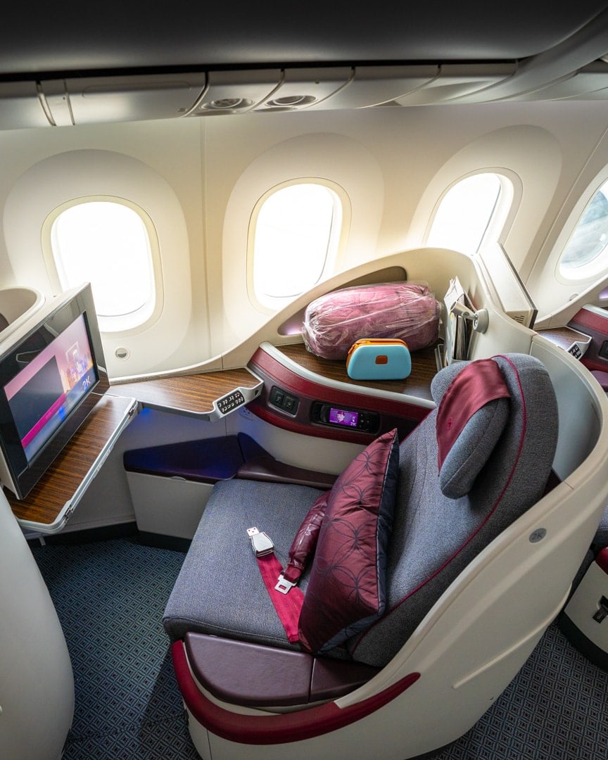 Бизнес класс б. Боинг 787 Эмирейтс. Бизнес класс Катар Эйрвейз. 787 Катар бизнес класс. Qatar Airways 787 Business class.